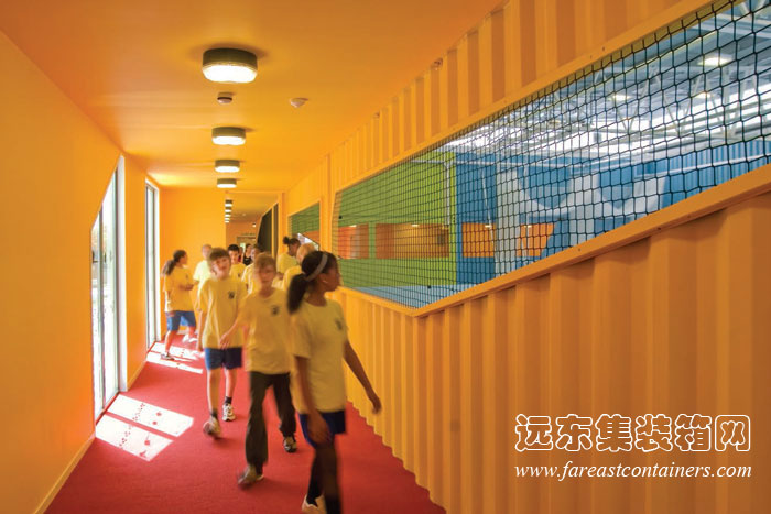 學生們走過 集裝箱建筑：Dunraven 集裝箱體育館的過道