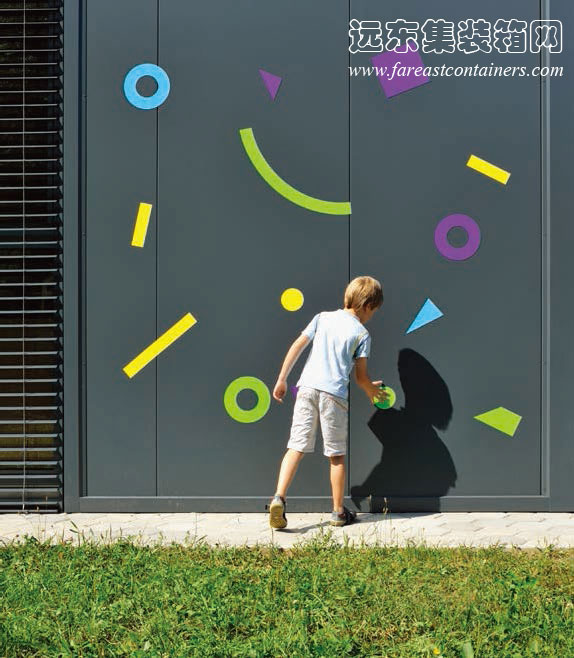孩子們在集裝箱建筑： Ajda 2 集裝箱幼兒園的磁性立面上創作